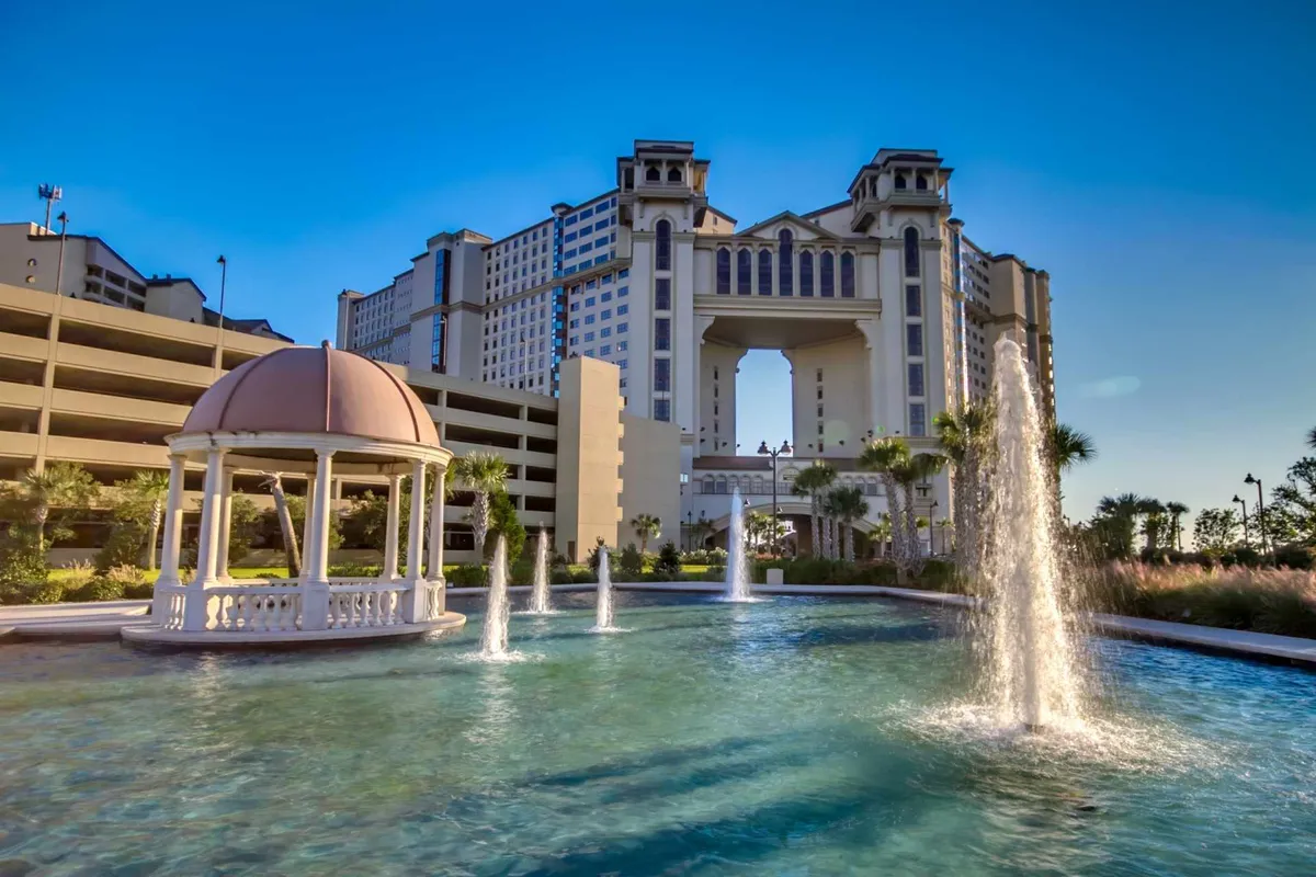 An exterior view of the North Beach Towers’ ornate gazebo, fountain, and lush, landscaped gardens. The architecture highlights the grandeur of the resort, while the serene water features and elegant design create a sense of occasion, perfect for gatherings or leisurely strolls.